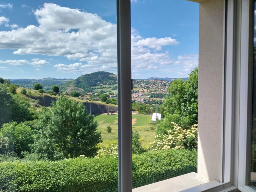 Vue panoramique depuis Le Balcon de Compostelle près du Puy-en-Velay