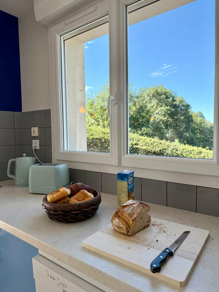 Cuisine équipée avec vue sur la nature de La Terrasse de Compostelle