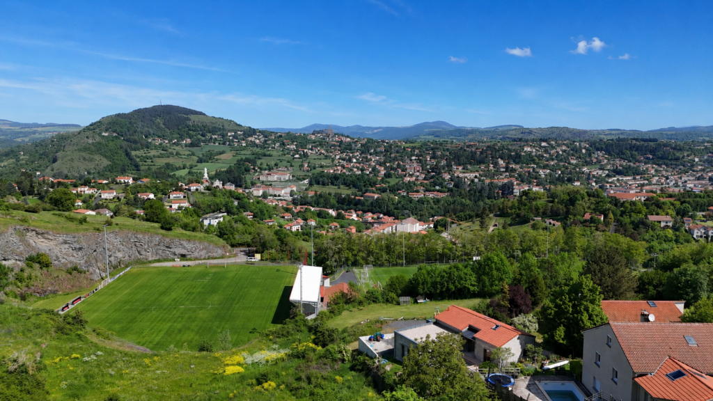 Vue panoramique sur le bassin du Puy-en-Velay depuis les Gîtes de Compostelle
