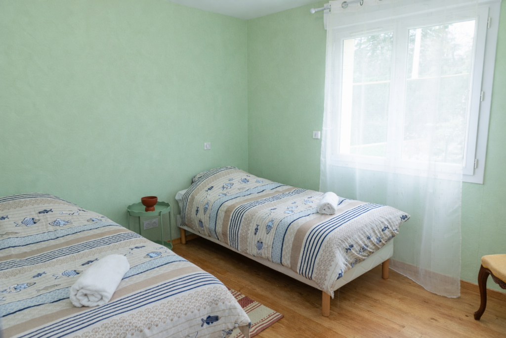 Chambre avec deux lits simples du Balcon de Compostelle près du Puy-en-Velay