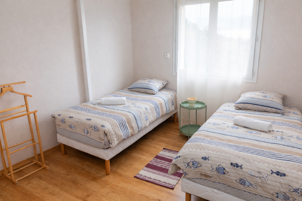 Chambre avec deux lits simples du Balcon de Compostelle près du Puy-en-Velay