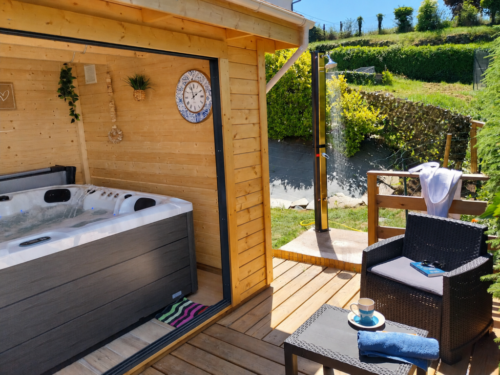 Jacuzzi privatif couvert de La Terrasse de Compostelle