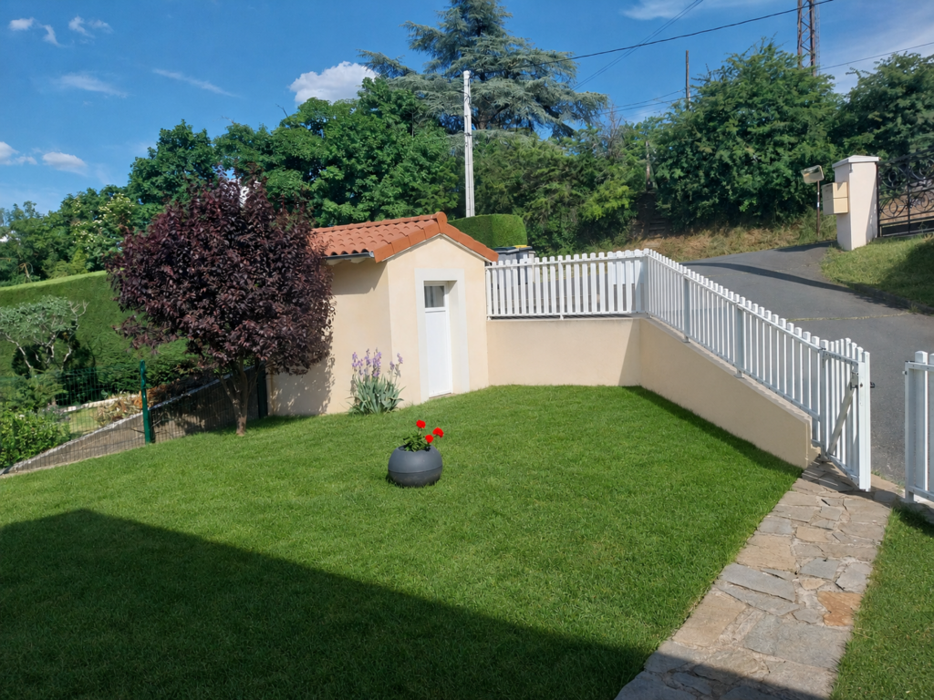 Jardin clos avec cabanon sécurisé du Balcon de Compostelle près du Puy-en-Velay