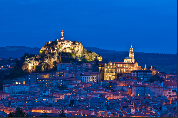 Vue nocturne du Puy-en-Velay avec la cathédrale et Notre-Dame de France