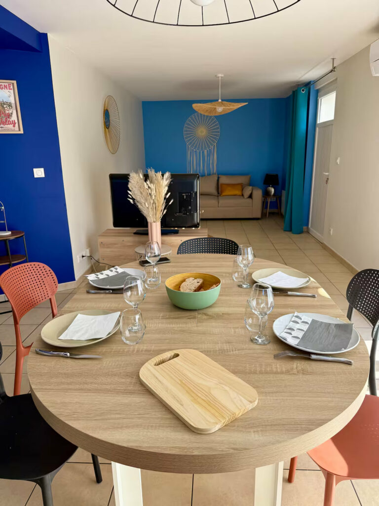 Pièce de vie avec cuisine équipée de La Terrasse de Compostelle