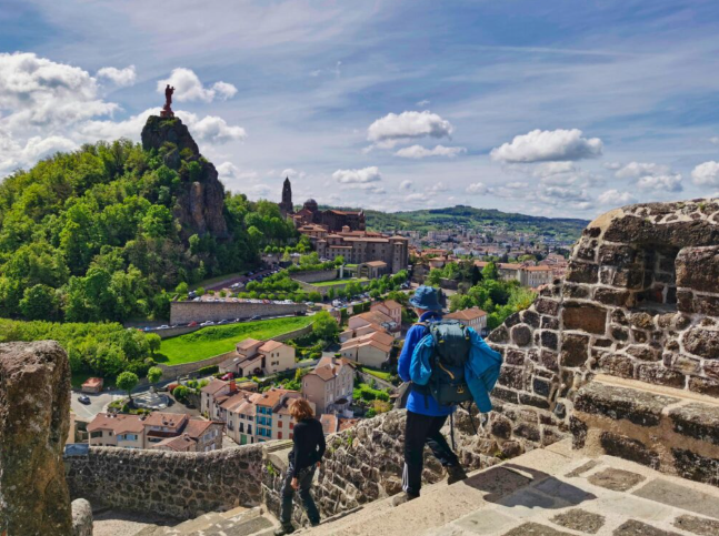 Touristes descendant les escaliers du Rocher Saint-Michel d’Aiguilhe près du Puy-en-Velay