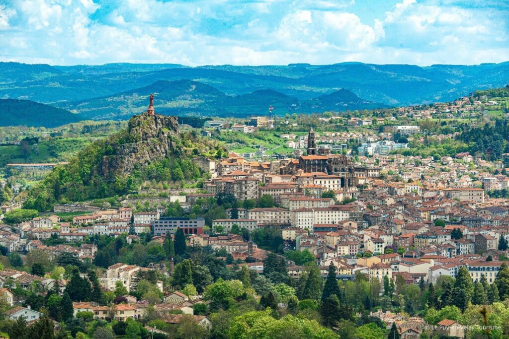 Vue panoramique sur Le Puy-en-Velay depuis le chemin des Crêtes